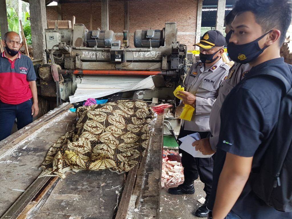 Pekerja pabrik tripleks di Kota Tasikmalaya tewas, Jumat, 13 November 2020. /