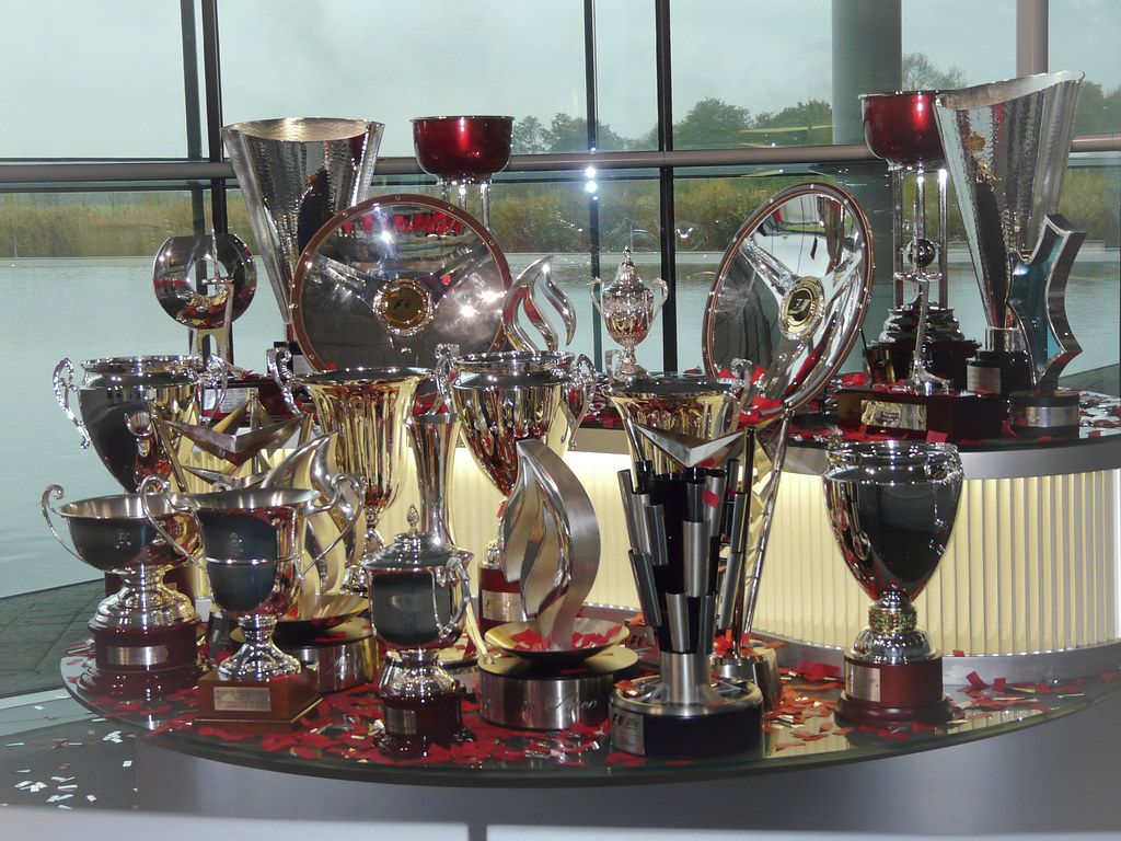 Piala yang pernah dimenangkan Lewis Hamilton