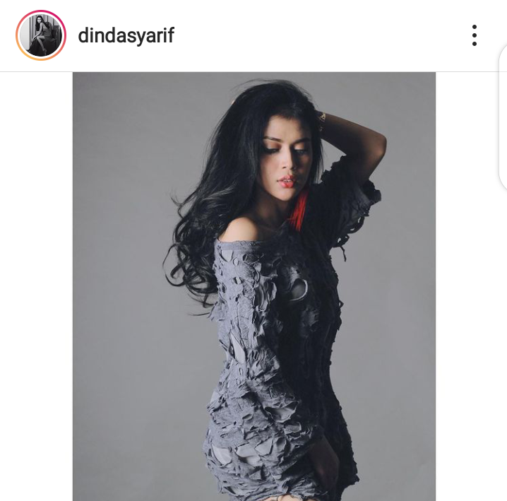 Anggunnya Dinda Syarif dalam balutan baju berwarna dark grey/Instagram.com/@dindasyarif