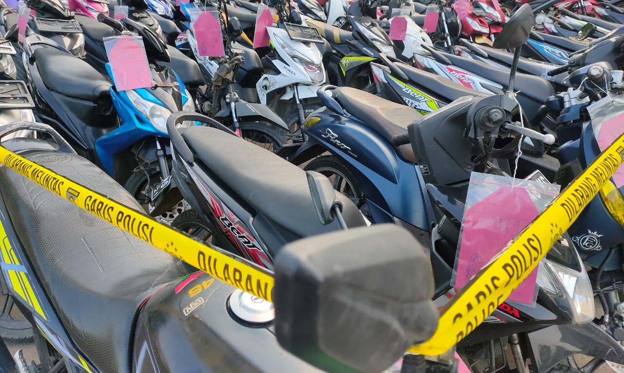 Ratusan kendaraan digelar di Mapolda Banten. Bagi masyarakat yang merasa kehilangan bida mengecek di Polda maupun Polres
