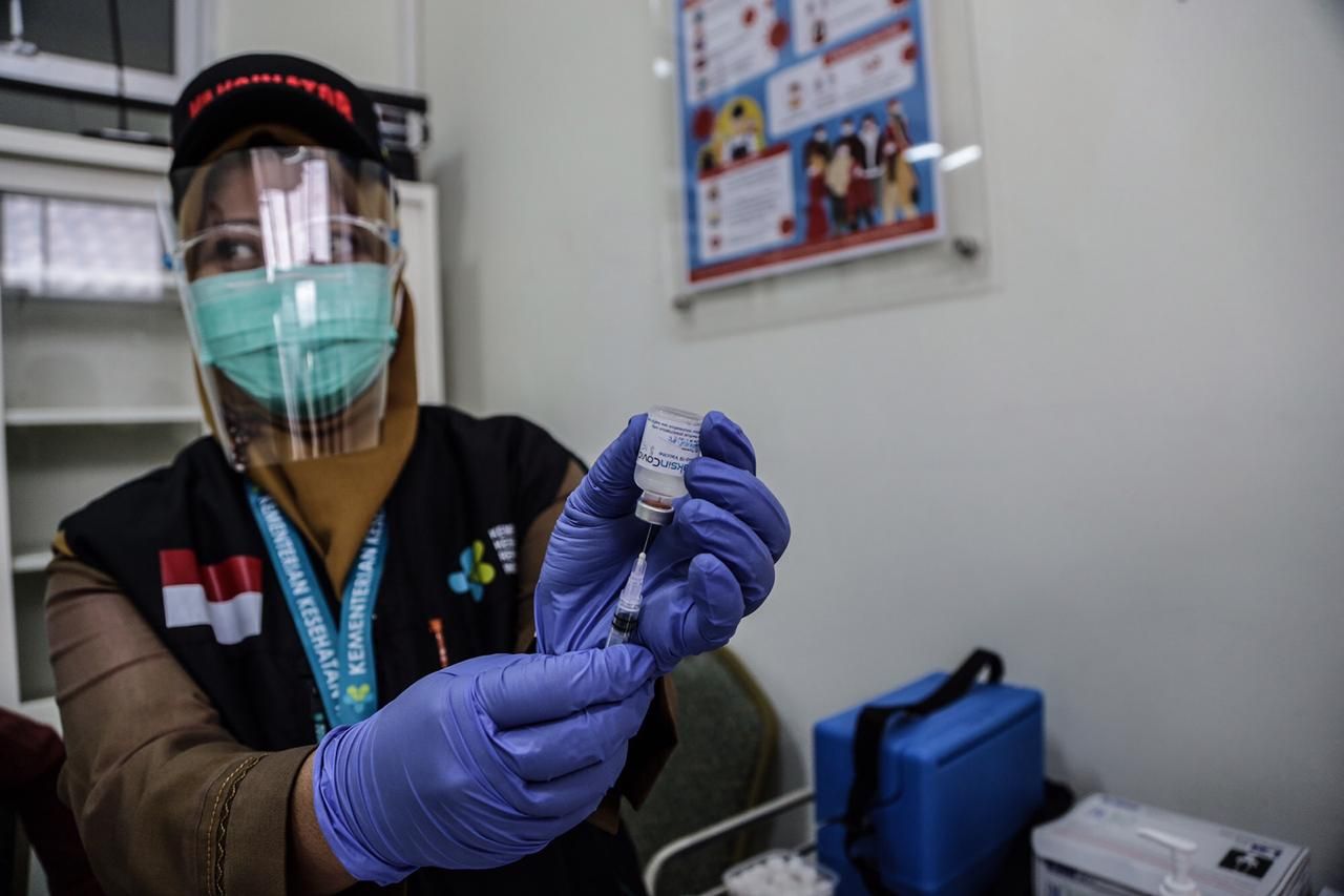 Seorang petugas Dinas Kesehatan (Dinkes) Kota Bogor vaksinasi COVID-19 di puskesmas Tanah Sareal.*