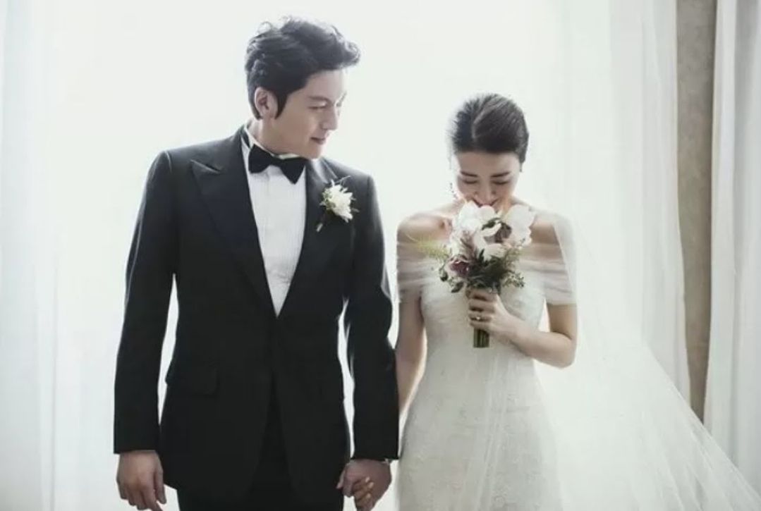 Foto pernikahan Park Ha Sun dan Ryu Soo Young.