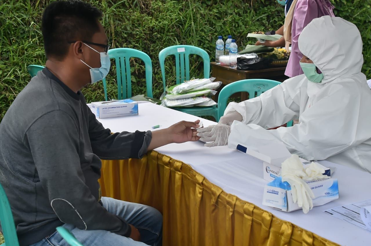 Salah seorang warga Puncak, Megamendung, Kabupaten Bogor menjalani tes cepat atau rapid test yang dilakukan tim Satuan Tugas (Satgas) Penanganan COVID-19 Kabupaten Bogor, Kamis 19 November 2020.*/