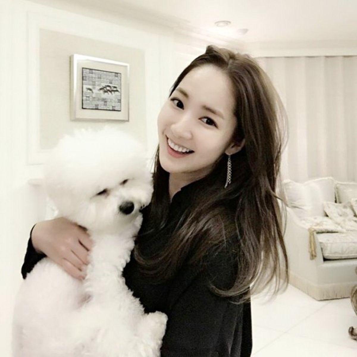 Artis cantik drama korea Park Min Young dan anjing peliharaanya Leon