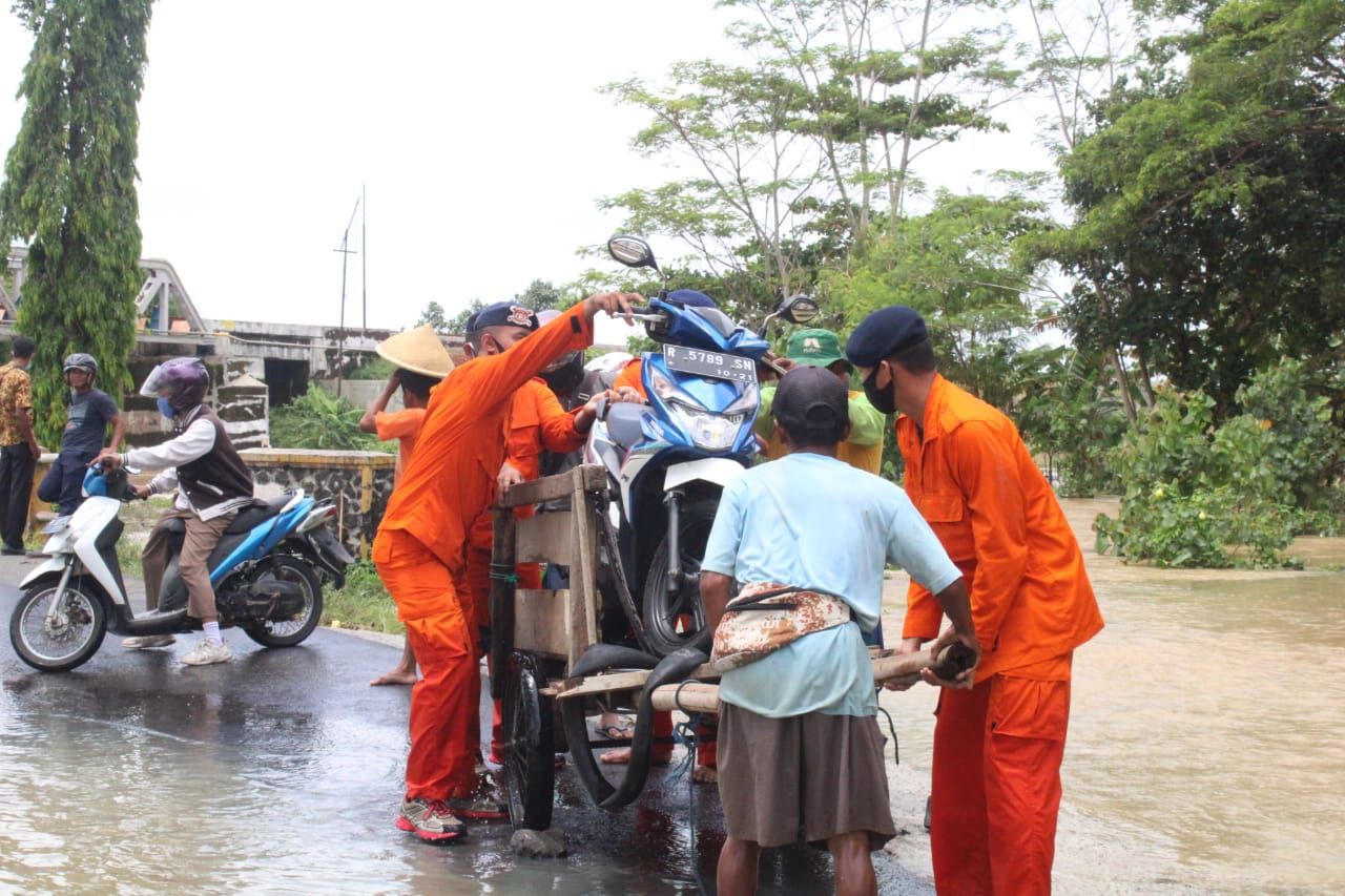 Anggota Kompi 4 Batalyon B Pelopor Brimob Polda Jateng ikut evakuasi kendaraan warga terdampak banjir