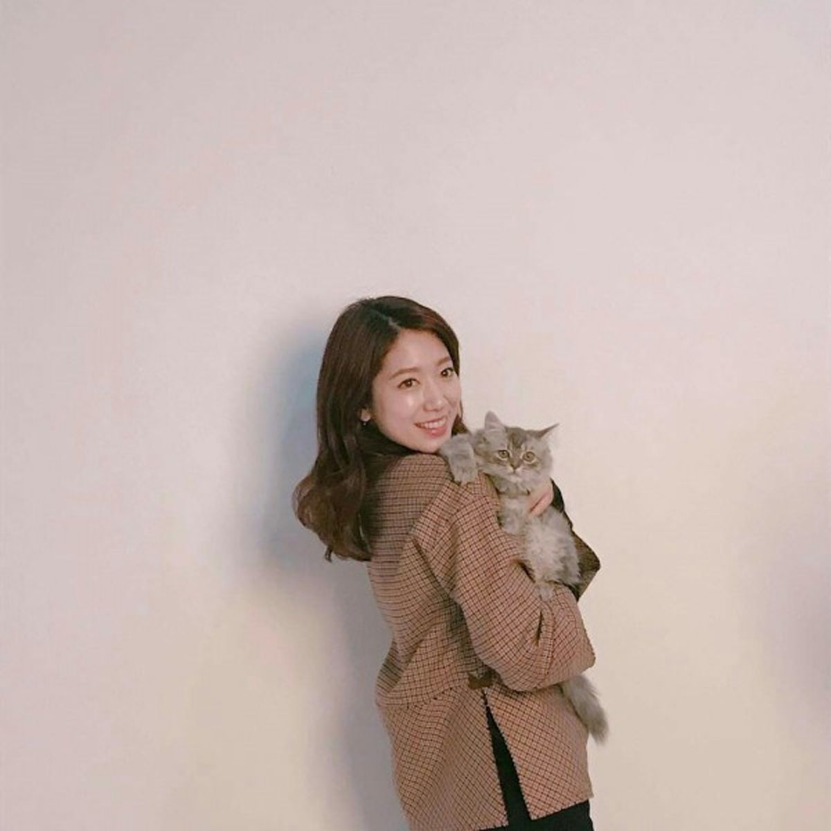 Artis drama korea Park Shin Hye dan kucing kesayangannya