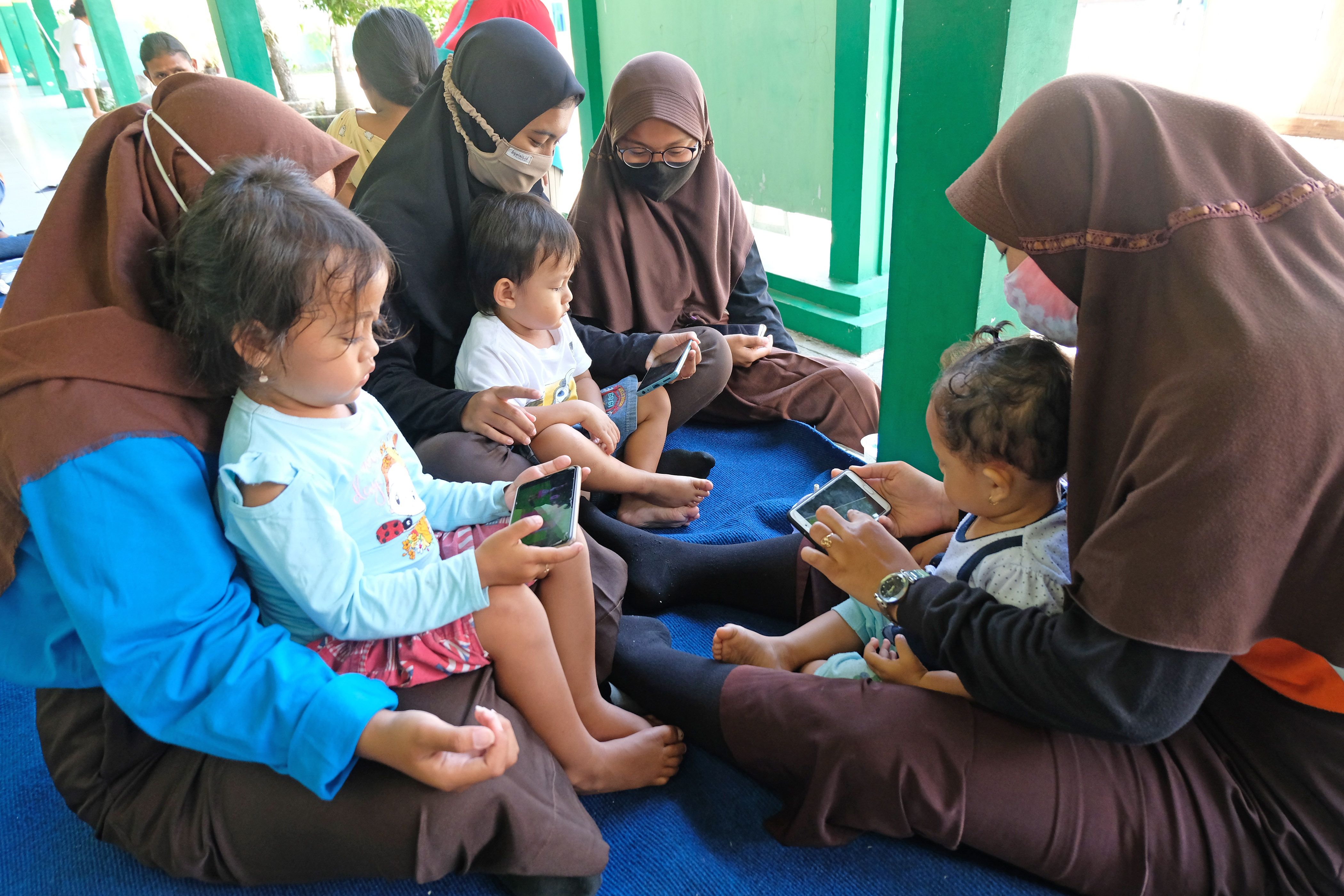 Sejumlah relawan Pramuka membantu mengasuh anak pengungsi di tempat pengungsian Desa Deyangan, Magelang, Jateng, Rabu (18/11/2020). Pemerintah Kabupaten Magelang melalui belanja tak terduga (BTT) mengalokasikan anggaran Rp5 miliar untuk penanganan bencana Gunung Merapi. ANTARA FOTO/Anis Efizudin/aww.