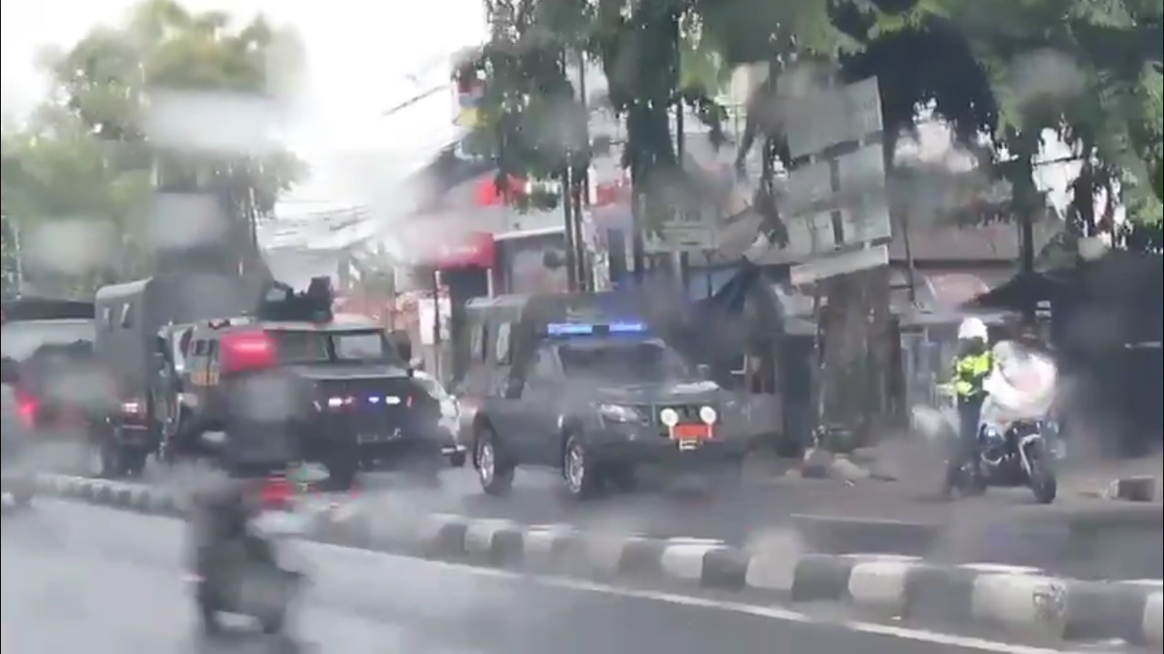  Sebuah video memperlihatkan beberapa pasukan TNI melintas di Jalan Petamburan, Tanah Abang, Jakarta Pusat, Kamis 19 November 2020. Iring-iringan tersebut melintas di wilayah yang terkenal basis anggota FPI sambik membunyikan sirine.