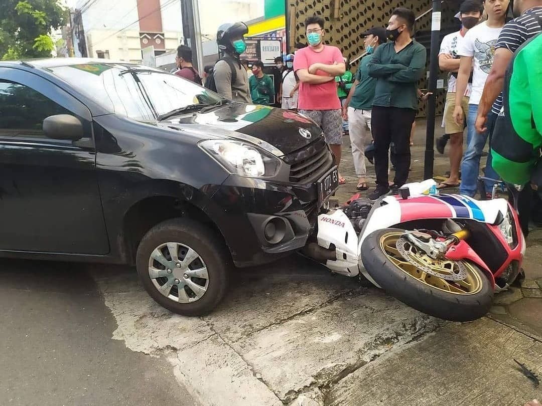 Mobil Ayla yang menabrak motor CBR 1000 RR SP. /Instagram/@fidizocean