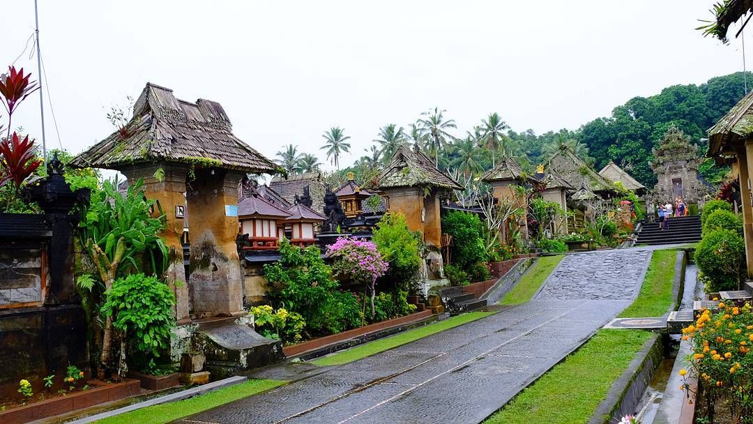 Sejumlah rumah berjajar di Desa Panglipuran, Bali.