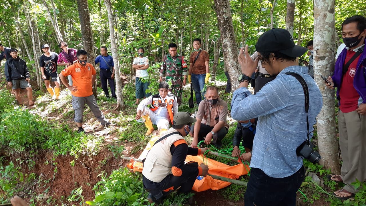 Proses evakuasi temuan mayat yang dimakan biawak di Sungai Citanduy Kabupaten Tasikmalaya.Pikiran-rakyat.com/Asep MS