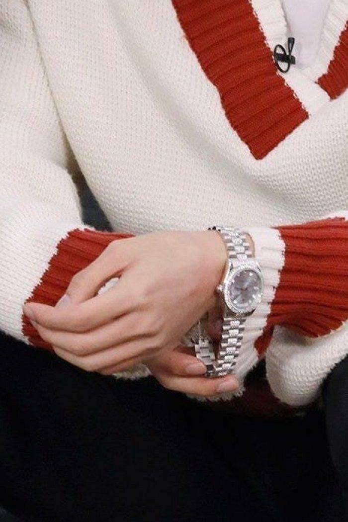 Jin BTS menggunakan jam tangan Rolex.