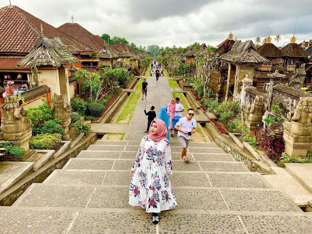 Wisatawan tengah menikmati keindahan Desa Panglipuran, Bali.