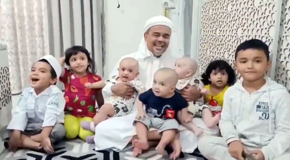 Habib Rizieq Shihab saat berkumpul bersama ketujuh cucunya.