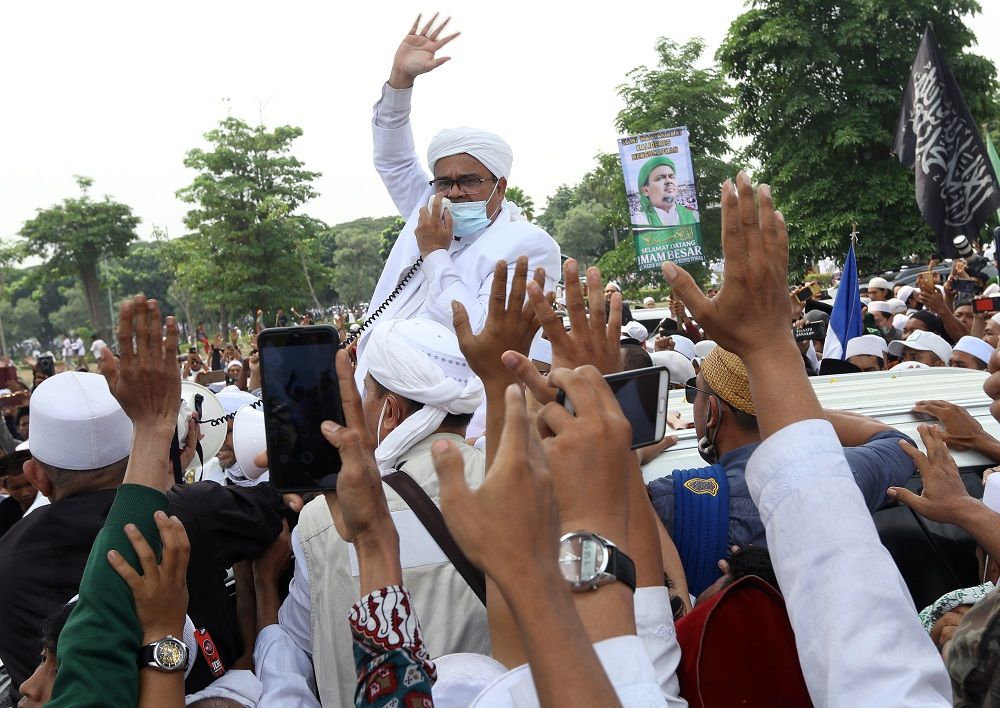 Habib Rizieq Shihab (HRS) menyapa massa yang menjemputnya di Terminal 3 Bandara Soekarno Hatta, Tangerang, Banten, Selasa (10/11/2020). HRS beserta keluarga kembali ke tanah air setelah berada di Arab Saudi selama tiga tahun. ANTARA FOTO/Muhammad Iqbal/aww.