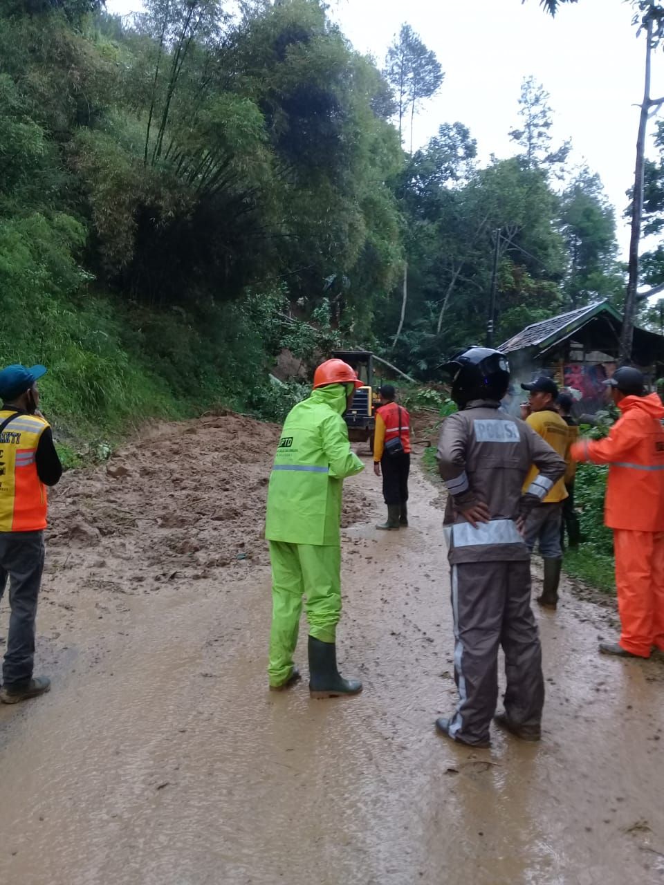  Longsor di Desa Sukakerta, Kecamatan Sukanagara, Kabupaten Cianjur, Jum'at 20 November 2020 sekitar pukul 15.00 WIB menutup badan jalan provinsi yang menghubungkan Kecamatan Sukanagara dan Pagelaran.
