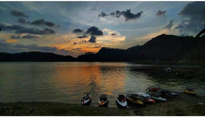 Panorama sunset di Telaga Ngebel Ponorogo