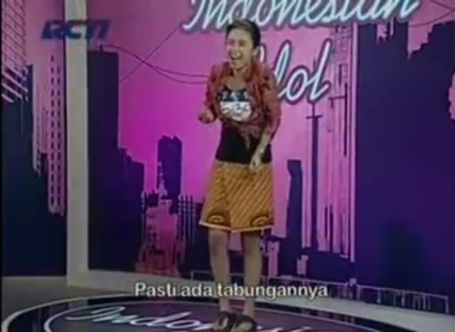 Gaya Ayya Renita saat menyanyikan lagu Makhluk Tuhan Paling Seksi dslam bahasa Jawa di Audisi Indonesian Idol 2012. 