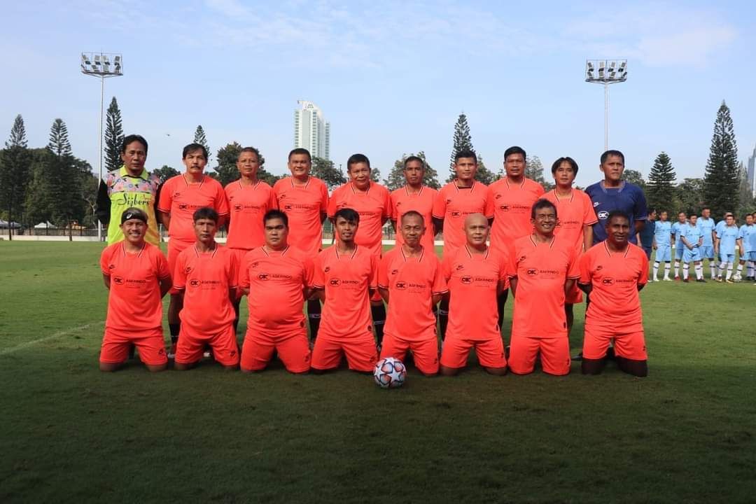 Foto terakhir mendiang Ricky Yacobi (berdiri dua dari kiri) bersama tim sesaat sebelum main sepak bola, Sabtu (21/11/2020) pagi tadi. 