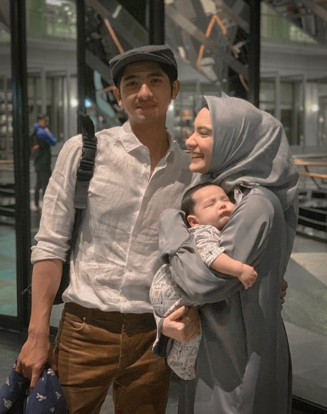 Arya Saloka bersama istri dan anak