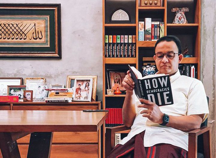 Gubernur DKI Jakarta Anies Baswedan yang sedang membaca buku How Democracies Die.
