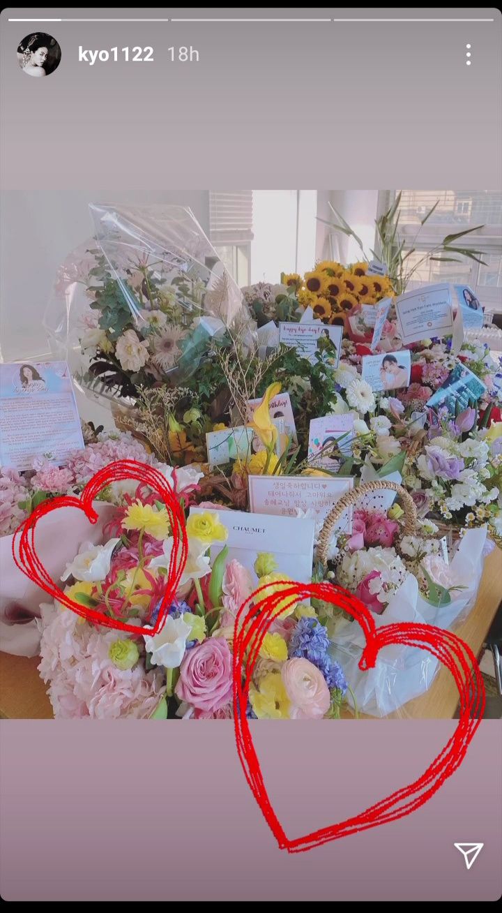 tanggapan layar instagram story Song Bye Kyo, kiriman buket bunga di Hari ulang tahunnya.