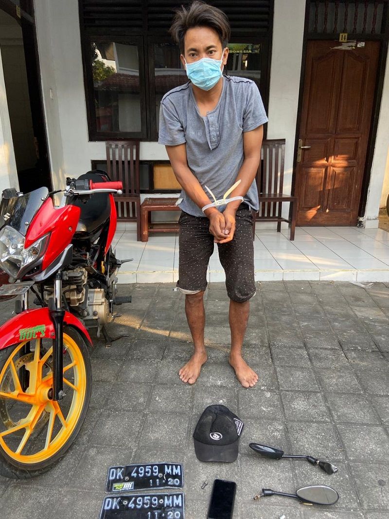 Pelaku Curat yang ditangkap. Tim Resmob dan Tim IT Ditreskrimum Polda Bali berhasil membackup pengungkapan kasus pencurian dengan pemberatan (Curat) dan menangkap seorang dari 2 pelaku, Sabtu 21 November 2020