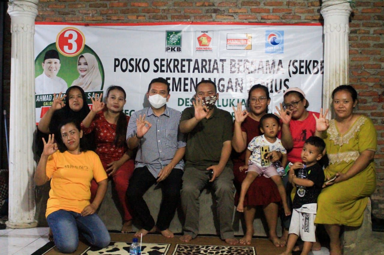 Ketua DPW PKB Jabar Syaiful Huda bersama manager areal Jenius Rahmat Hidayat Tengah berpose bersama ibu-Ibu.