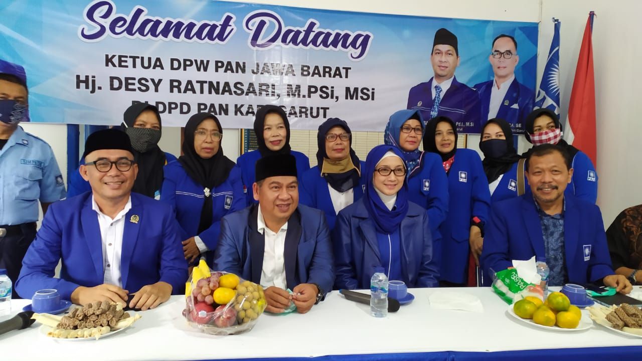 DESY Ratnasari bersama pengurus PAN Kabupaten Garut.