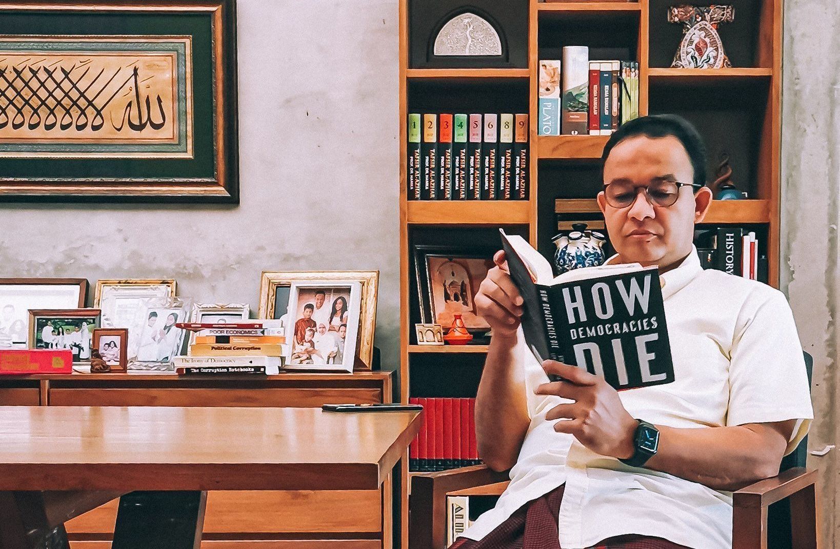 Buku How Die Democracies yang dibaca Gubernur DKI Jakarta Anies Baswedan menuai reaksi warganet di Twitter