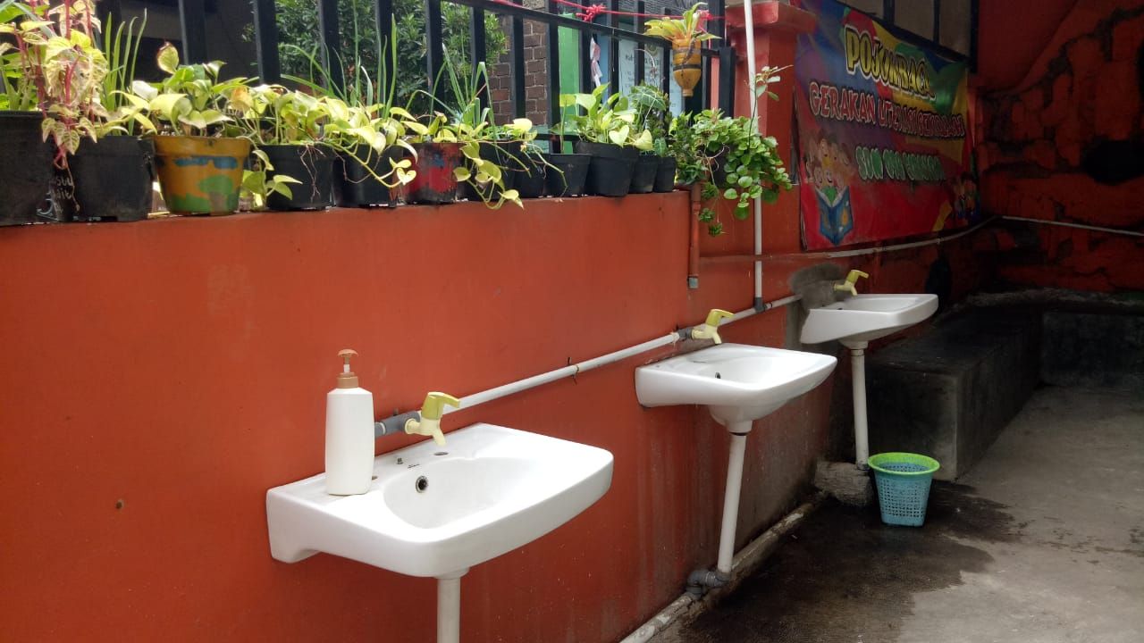 Penambahan wastafel untuk cuci tangan di SDN 098 Ciroyom Bandung