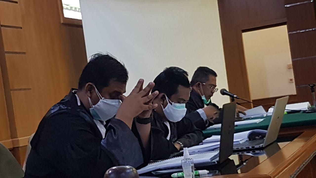 Tim Jaksa KPK yang dipimpin Haerudin sedang membacakan dakwaan terhadap terdakwa Dadang Suganda