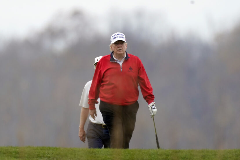 Presiden Amerika Serikat, Donald Trump saat bermain golf di Virginia.