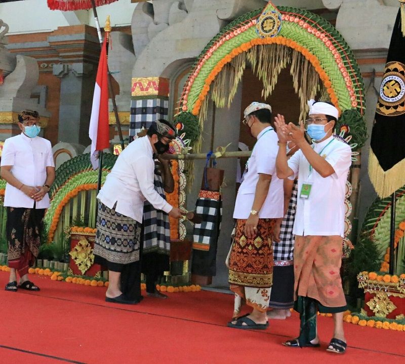 Wakil Gubernur Bali Tjokorda Oka Artha Ardana Sukawati membuka secara resmi pelaksanaan Mahasabha V Pratisentana Bendesa Manik Mas di Pura Samuan Tiga, Bedulu, Gianyar, Minggu 22 November 2020.