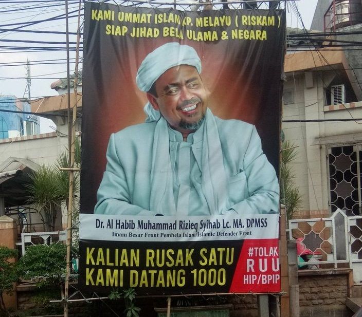 Baliho Habib Rizieq di daerah Kampung Melayu, Jakarta Timur.
