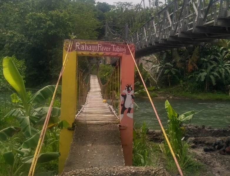 Dua jembatan gantung sebagai ikonnya wisata Rahayu River Tobing