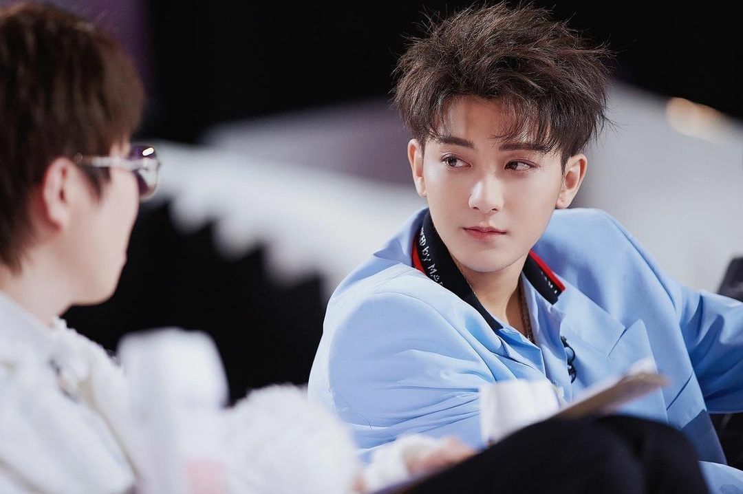 Huang Zitao's Blue Hair: Fan Reactions and Memes - wide 6