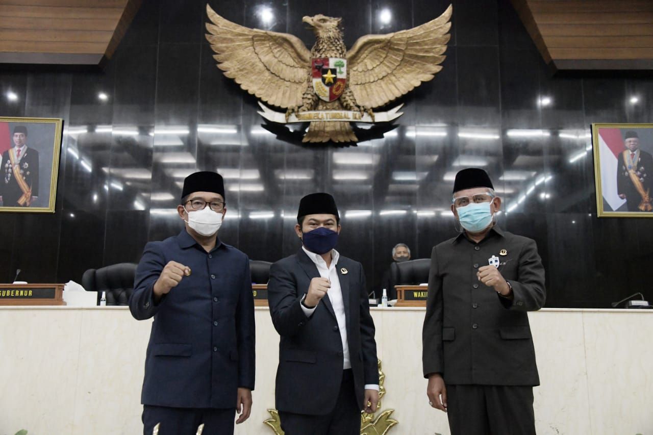 Gubernur Jawa Barat (Jabar) Ridwan Kamil saat menandatangani persetujuan bersama pengesahan Raperda APBD Pemda Provinsi Jabar TA 2021 menjadi Peraturan Daerah (Perda) di Gedung DPRD Jabar, Kota Bandung, Senin (23/11/20). (Foto: Rizal/Humas Jabar)