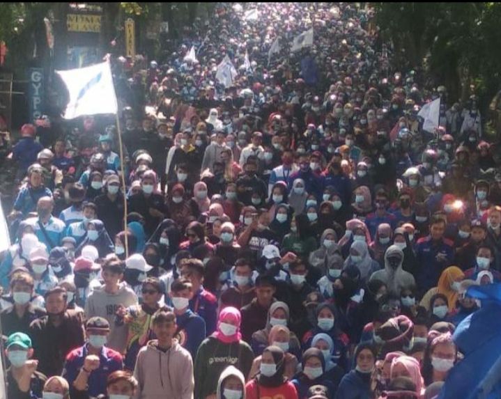 Ribuan massa buruh bergerak menuju kantor bupati Cianjur