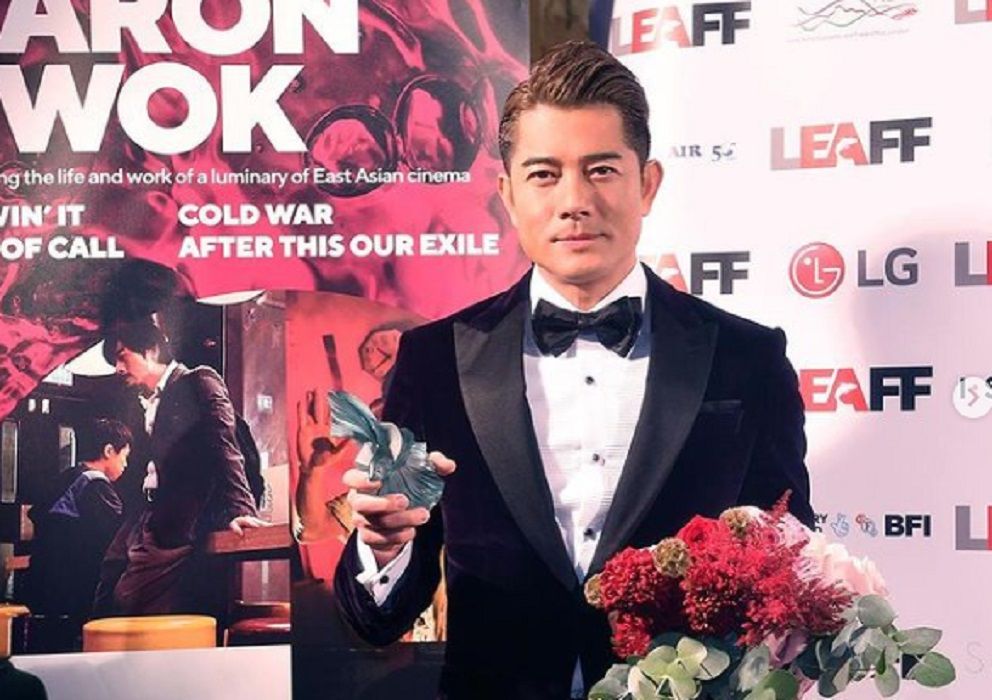 Bukan Aaron Kwok Sendiri  Ternyata Orang  Ini yang Pegang 