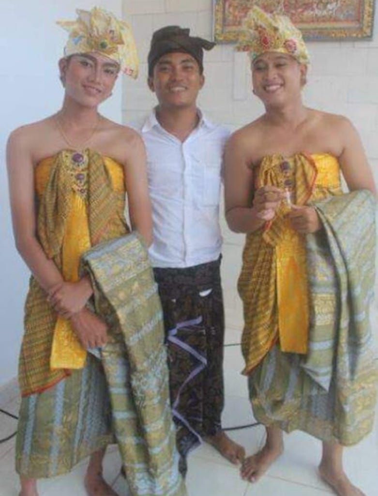 Pakaian adat Bali uituk pria, dalam keseharian sepeti yang ditengah 