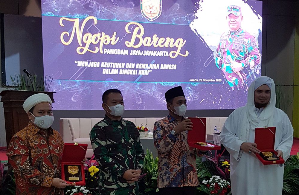 Pangdam Jaya Mayjen TNI Dudung Abdurachman (kedua dari kiri) usai acara Ngopi Barengdi Makom Jaya Jayakarta, Rabu 25 November 2020.