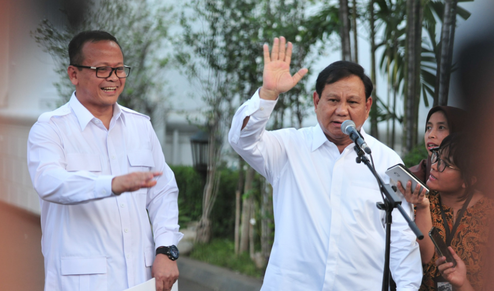 Ketua Umum Partai Gerindra Prabowo Subianto (kanan), didampingi Wakil Ketua Umum Partai Gerindra Edhy Prabowo. 