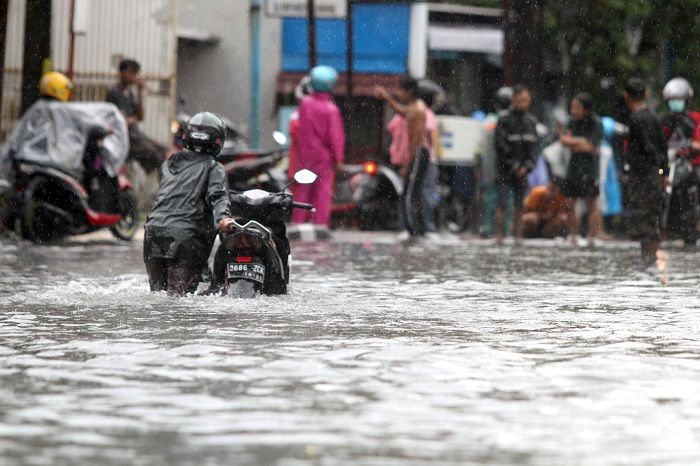 PENGENDARA nekad menerobos banjir di Jln. Wahid Hasyim (kopo), Citarip, Kota Bandung, Rabu 25 November 2020. Banjir terjadi dikarenakan sistem drynase yang kurang baik serta meluapnya sungai Citarip setelah hujan deras yang mengguyur Kota Bandung. (Darma Legi/Galamedia)