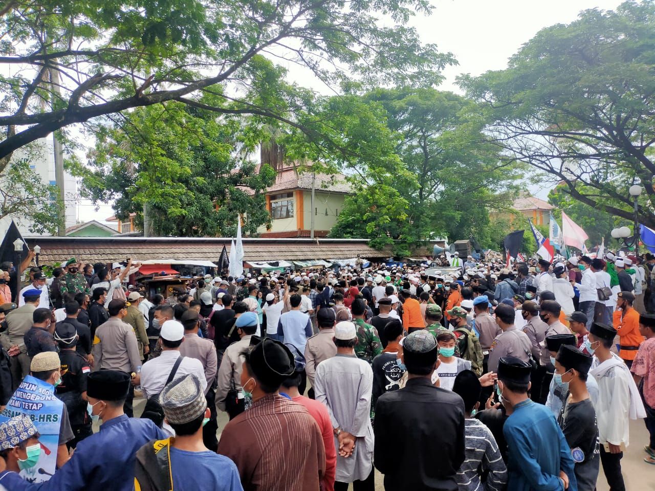 Massa memadati kawasan Masjid Ats-Tsauroh Kota Serang