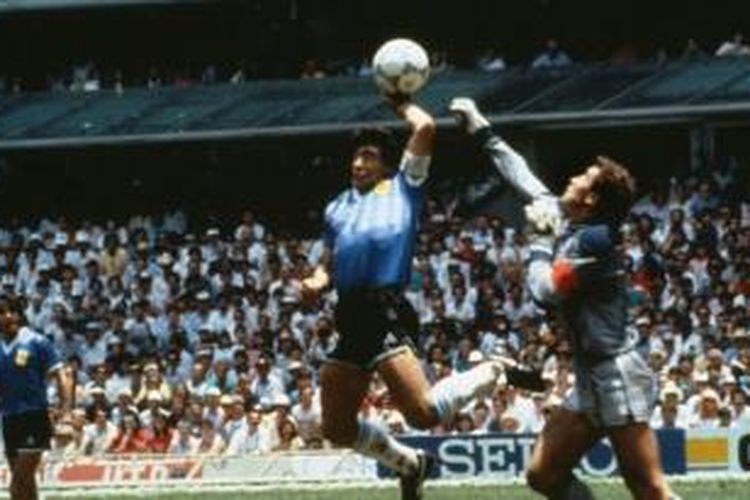 Diego Maradona mencetak gol menggunakan tangannya ke gawang Inggris yang dijaga Peter Shilton pada babak perempat final Piala Dunia 1986.
