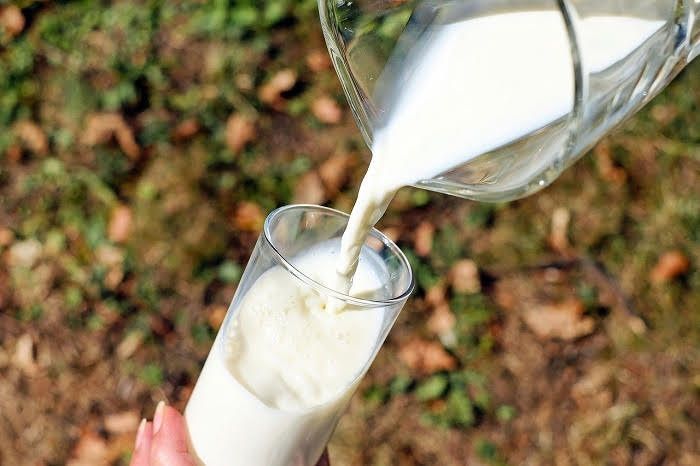 Susu sebagai sumber kalsium, begini aturan minum berdasarkan usia.