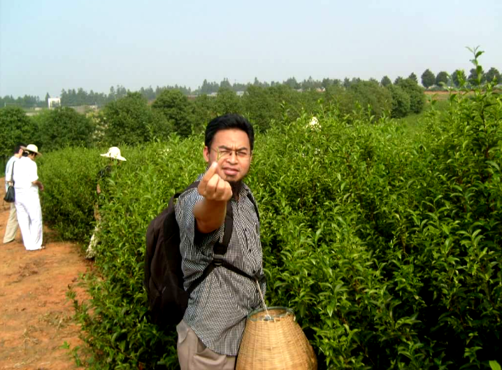 Dadan Rohdiana pada sebuah perkebunan teh di China.