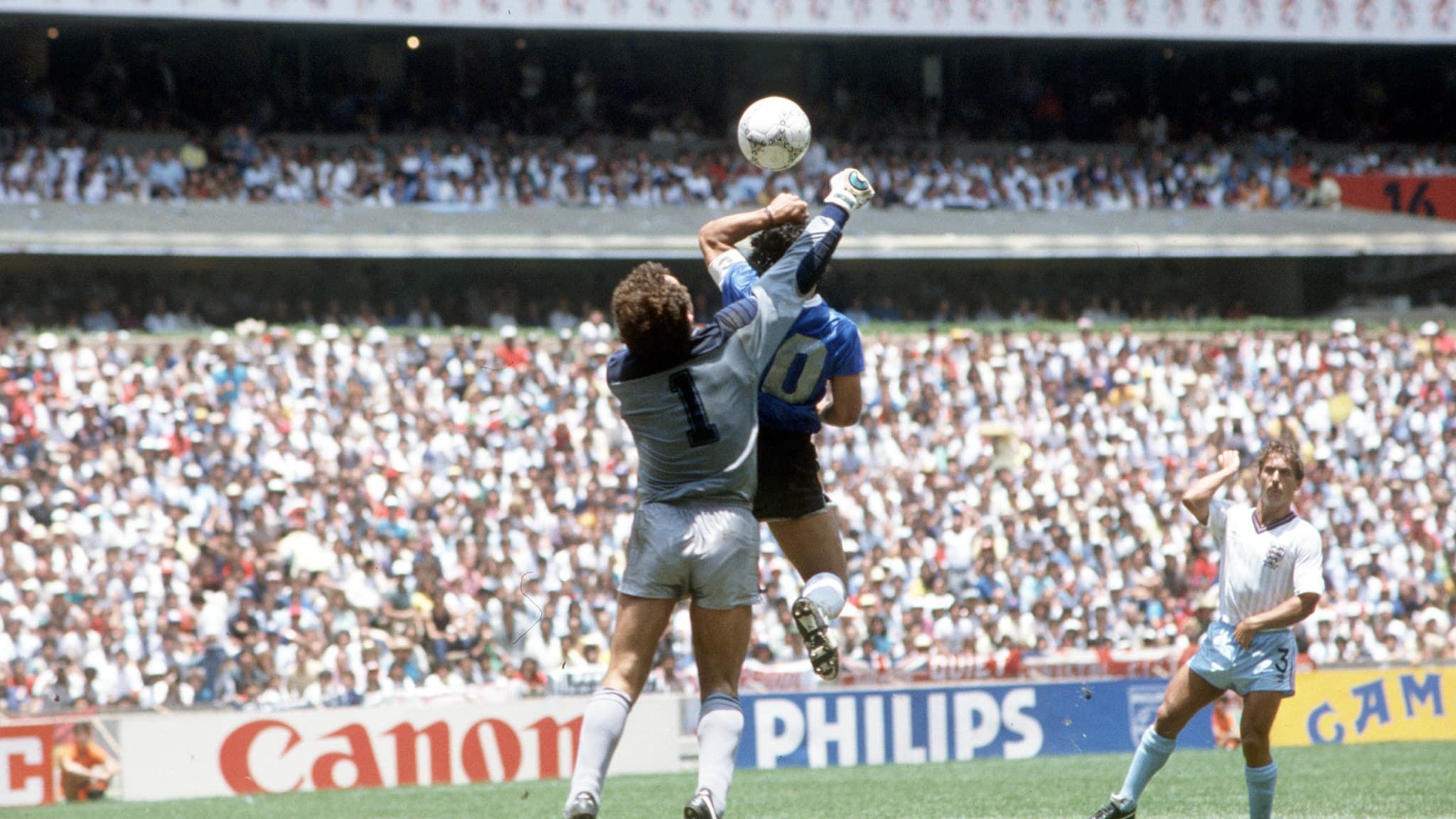 Gol Tangan Tuhan Maradona yang mebuat heboh seluruh dunia saat Argentina vs Inggris di Piala Dunia
