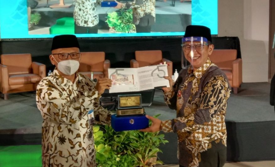 Perwakilan Bank Indonesia Provinsi Jawa Barat Herwanto menyerahkan cinderamata kepada Pjs. Bupati Pangandaran Dani Ramdhan.